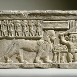 Барельеф с изображениями богов Туту и Бэса