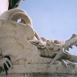 Венгерский дракон. Статуя в оформлении здания