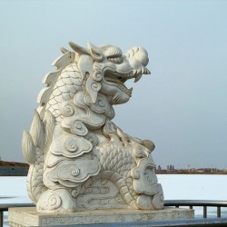 Статуя дракона Цюню на набережной в Цзижоу