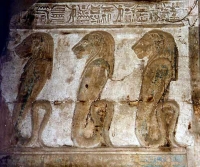 Львиноголовые уреи. Рельеф из храма богини Хатхор