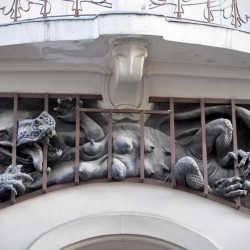 Дракон-мама. Скульптурное украшение балконной решетки