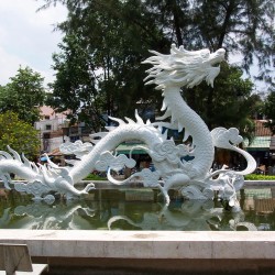 Статуя дракона (фонтан) в Хошимине (бывший Сайгон)