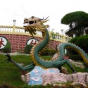 Статуя дракона у филиппинского даосского храма