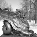 Одна из четырех статуй на Драконовом мосту в Пушкине