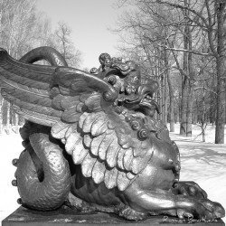 Одна из четырех статуй на Драконовом мосту в Пушкине