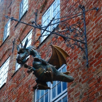Дракон-вывеска в Любеке около театра кукол
