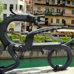 Декоративный дракон на набережной в Любляне