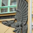Один из двух декоративных драконов на таллинском здании