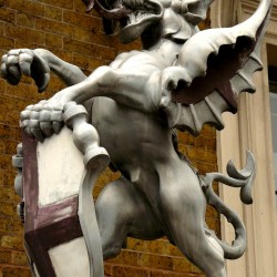 Статуя дракона у лондонского моста (London Bridge)