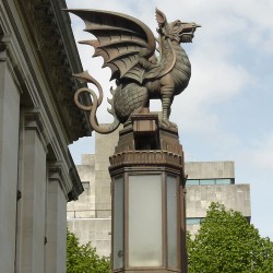 Уэльский дракон на фонаре