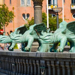 Скульптуры драконов у копенгагенской ратуши