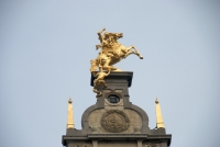 Св. Георгий и дракон — скульптурная композиция на одном из домов Анверпена