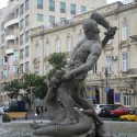 Бахрам Гур и Аждага — фонтанная скульптура драконоборца в Баку