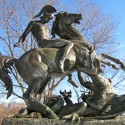 Св. Георгий и дракон — скульптурная композиция в Филадельфии
