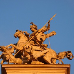 Св. Георгий опрокинул дракона на аттике львовского собора Св. Юра
