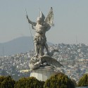 Статуя Архангела Михаила, поражающего дракона, в Мехико