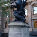 Св. Георгий мельбурнский (статуя у входа в Государственную библиотеку)
