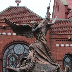 Памятник Архангелу Михаилу, побеждающему дракона у Костела святого Симеона и святой Елены