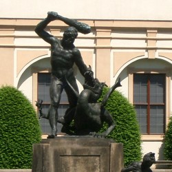 Дракон и Геракл — скульптурная композиция в пражском замке Валленштейн