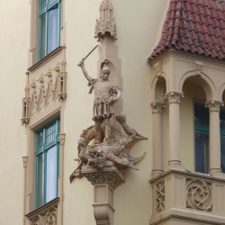 Драконоборец Пражский. Скульптурная группа на углу здания по улице Парижской