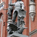 Памятник Св. Георгию в Риге у входа в дом Черноголовых