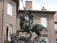 Св. Георгий и шаркань  — венегрский дракон. Скульптура в Сегеде