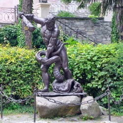 Статуя драконоборца (Геракла?) в ужгородском замке