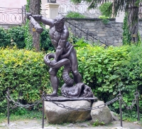 Статуя драконоборца (Геракла?) в ужгородском замке