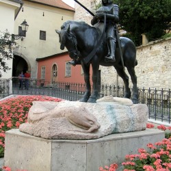 Святой Георгий над поверженным драконом. Скульптурная композиция в Загребе