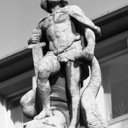 Драконоборец Зигфрид — статуя-фонтан в Вормсе