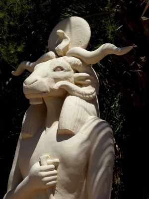 Статуя бараноголового бога в Варзазате, Марокко