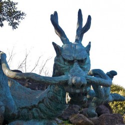 Статуя японского дракона