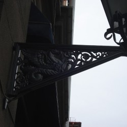 Минские гиппокампы. Фрагмент оформления фонарей на здании по улице Ленина