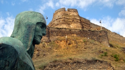 Статуя грузинского воина на фоне крепости Гори