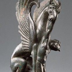 Грифон, поедающий аримаспа. Музей Гетти в Лос-Анджелесе. Греция, 125-75 годы до н.э.