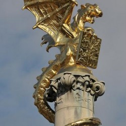 Скульптура дракона на стелле драконьего фонтана в Хертогенбосе (Нидерланды)