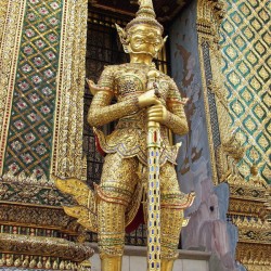 Статуя якши-охранника у Храма изумрудного Будды