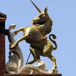 Единорог. Скульптура на крыше Old State House, Boston.