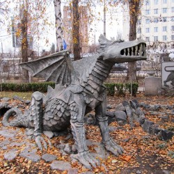 Дракон во дворике ресторана Урарту в Харькове