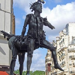 Статуя "Кентавр Сезара" в Париже