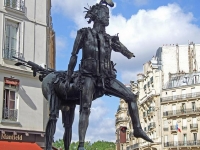 Статуя "Кентавр Сезара" в Париже