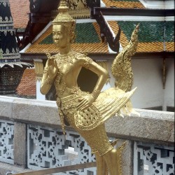 Статуя киннара из Храма изумрудного Будды