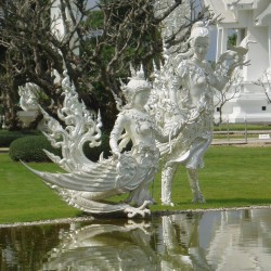 Две киннары - скульптурная композиция Белого Храма