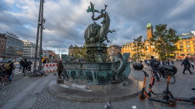 Фонтан дракона "Dragespringvandet" на Ратушной площади (Rådhuspladsen) в Копенгагене