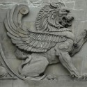 Барельеф крылатого льва в самом старом районе Чикаго