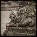 Статуя крылатого морского льва на площади Дам в городе Амстердам