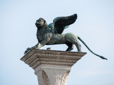 Крылатый лев Святого Марка — символ Венеции. Статуя на стеле перед Дворцом Дожей