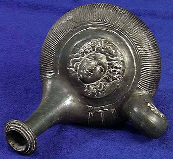 Сосуд с изображением Медузы. Афины, Греция, IV век