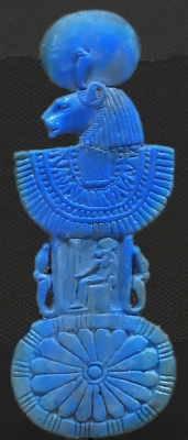 Голова богини Сехмет на шейном украшении