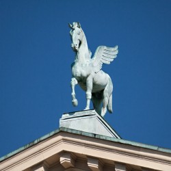 Статуя Пегаса на познаньском Большом театре